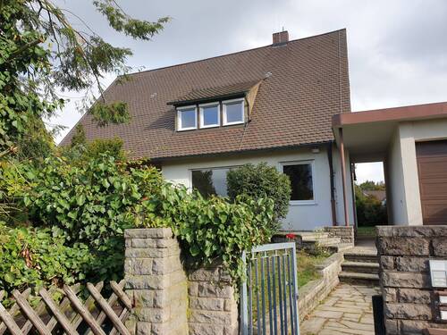 Hausansicht - Generationshaus oder Großfamilie? Haus mit Einliegerwohnung? 8 Räume, 2 Bäder, Garage, Garten: Beste Voraussetzungen für die Eigenheimerfüllung!