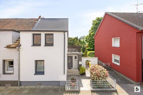 Front Straßenseite - 5 Zimmer Reihenmittelhaus in Meerbusch