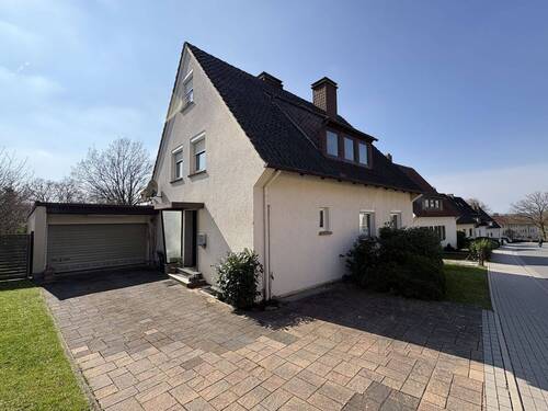 Exposé-Foto - Flexibel nutzbares Zweifamilienhaus in bester Lage