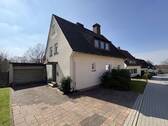 Seitenansicht mit Doppelgarage - 6 Zimmer Mehrfamilienhaus, Wohnhaus zum Kaufen in Barntrup