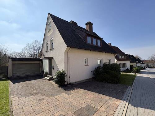 Seitenansicht mit Doppelgarage - 6 Zimmer Mehrfamilienhaus, Wohnhaus zum Kaufen in Barntrup