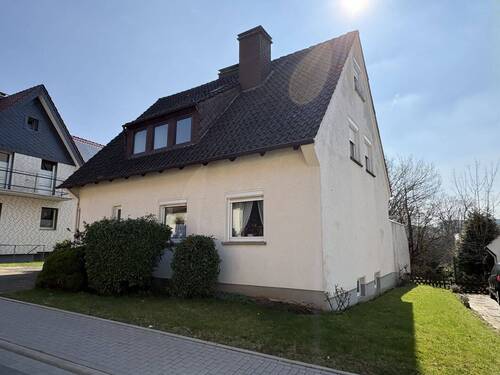 Seitenansicht - 6 Zimmer Mehrfamilienhaus, Wohnhaus in Barntrup
