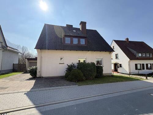 Straßenansicht - Mehrfamilienhaus, Wohnhaus mit 150,00 m&sup2; in Barntrup zum Kaufen