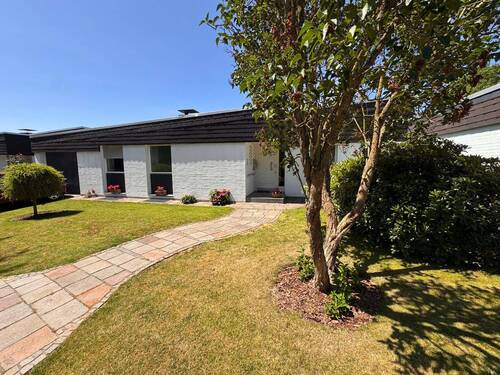 Hausansicht - MeinRaum... Wohnen mit Stil! Bungalow mit einem sehr geschmackvoll angelegten Garten, Terrassen und Garage in Erkelenz-Bellinghoven