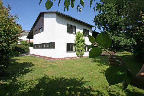 Ansicht aus dem Garten - Charmantes, architektonisches Einfamilienhaus mit idyllischem Garten in ruhiger Lage