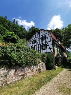 Fachwerkfassade Giebel - Historisches Forsthaus saniert Odenwald Alleinlage Bauernhaus Ferienhaus Photovoltaik Whirlpool