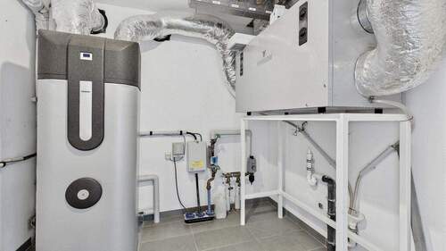 EG Technikraum mit Luft-Luft Wärmepumpe - 
