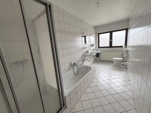 Bad mit Dusche und Wanne - 