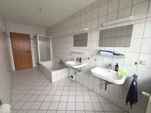 Bad mit Dusche und Wanne - 