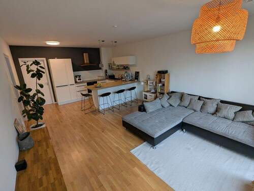 Wohnzimmer mit Küche - 4 Zimmer Etagenwohnung in Berlin