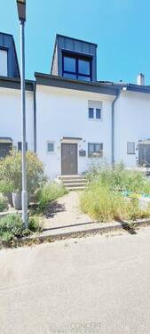 Hausansicht Reihenmittelhaus Schallstadt - Reihenmittelhaus in Schallstadt mit Ausbaupotenzial- modernisierter Dachausbau, Garten & Balkon, Garage & Stellplatz