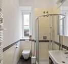 Helles Badezimmer mit Dusche.jpg - 