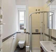 Helles Badezimmer mit Dusche.jpg - 