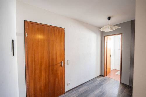 Eingangsbereich - 3 Zimmer Etagenwohnung zum Kaufen in Laichingen