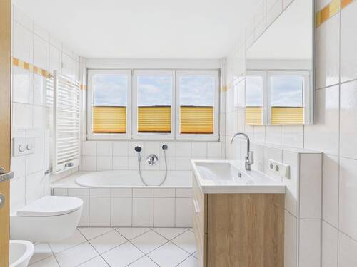 Helles Badezimmer mit Badewanne - 