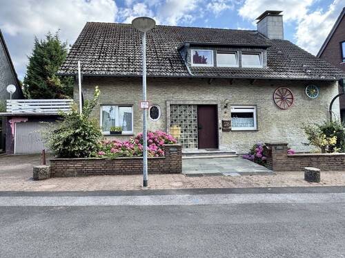 Straßenansicht - freisteh. EFH mit Einliegerwohnung und Doppelgarage