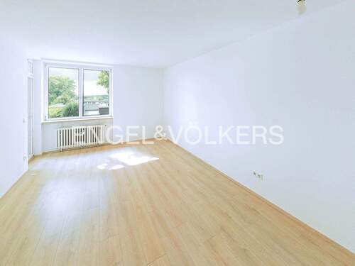 Wohnzimmer ohne Homestaging - 3 Zimmer Etagenwohnung zum Kaufen in Erkrath