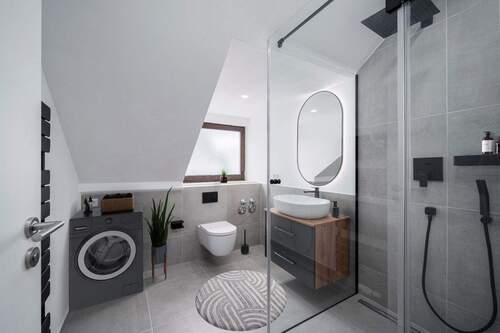 Bad - Kernsanierte 2-Zimmer-Wohnung im grünen Forstenried