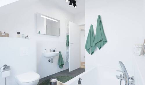 Ein modern gefliestes Badezimmer - 