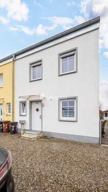 Außenansicht 2 - Einfamilienhaus mit durchdachter Raumaufteilung, Terrasse und Balkon in familienfreundlicher Lage
