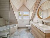 Tageslichtbad mit Wanne und Dusche - 