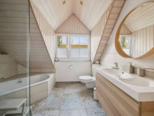 Tageslichtbad mit Wanne und Dusche - 