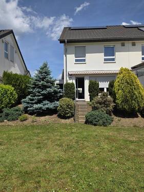 Gartenansicht des Hauses - Doppelhaushälfte mit Garage an den Aggerwiesen
