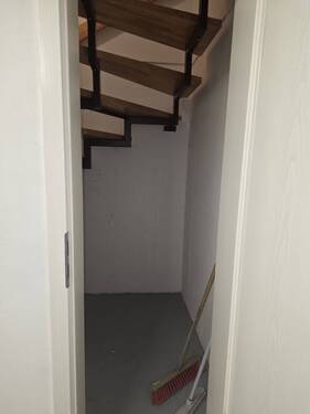 Abstellfläche unter der Kellertreppe - 