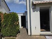 Zugang zur Garage gartenseitig - 4 Zimmer Mehrfamilienhaus, Wohnhaus in Troisdorf