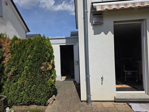 Zugang zur Garage gartenseitig - 4 Zimmer Mehrfamilienhaus, Wohnhaus in Troisdorf