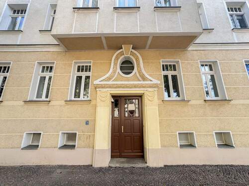 Hauseingang - Etagenwohnung mit 74,20 m² in Leipzig zum Kaufen