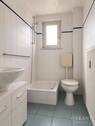 Badezimmer mit Fenster - 2 Zimmer Etagenwohnung in Heilbronn