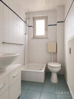 Badezimmer mit Fenster - 2 Zimmer Etagenwohnung in Heilbronn