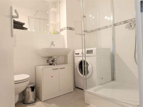 Beispielbild Duschbad - 2 Zimmer Etagenwohnung zum Kaufen in Berlin