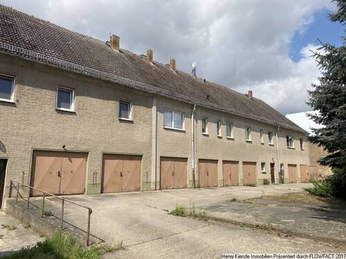 Ansicht seitliches Gebäude 2 Garagen - 4 Zimmer Einfamilienhaus in Lommatzsch