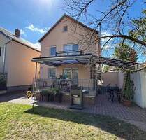 :: Gepflegtes Einfamilienhaus mit kleinem Obstgarten, Wellnessbereich & Bauplatzreserve (H 548):: - Lampertheim