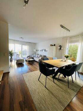 Lichtdurchfluteter Wohnbereich - 