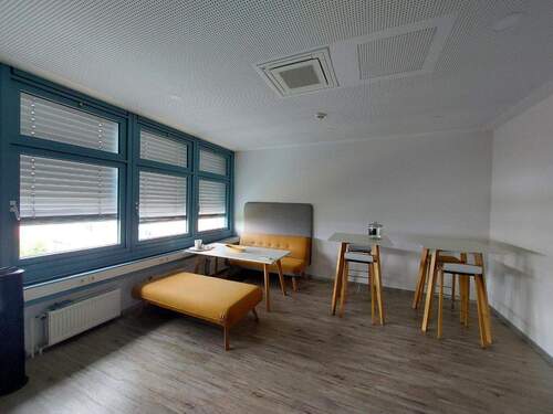 Gemütlicher Essbereich mit Laminatboden - Exklusive Bürofläche in Alzenau: 247 Zugang, High-Speed Internet, Kantine