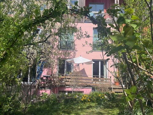 Bild 1 - Das Rote Haus in Preungesheim ist im Angebotsverfahren zu verkaufen