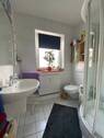 helles Duschbad mit Fenster - 