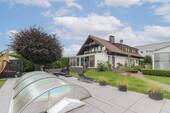 Gartenansicht mit Pool - 