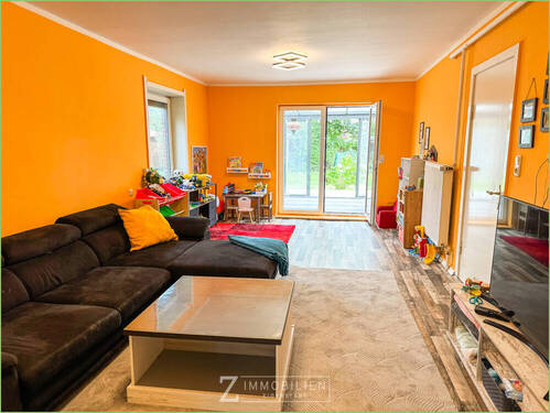 Wohnbereich mit Zugang zum Wintergarten - 