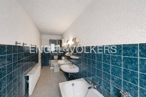 Geräumiges Dusch- und Wannenbad - 