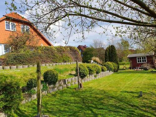 Rückansicht mit Gartenhaus - 7 Zimmer Einfamilienhaus in Albersdorf