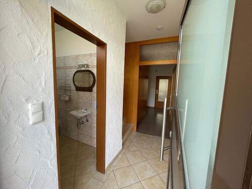 Treppenhaus EG - Mehrfamilienhaus, Wohnhaus mit 284,00 m² in Wächtersbach zum Kaufen