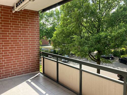 Sonniger Balkon mit Markise - 