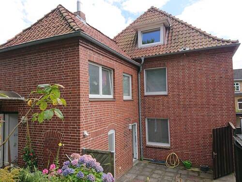 Rückansicht des Hauses - 6 Zimmer Mehrfamilienhaus, Wohnhaus in Itzehoe