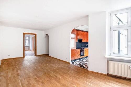 Berliner Zimmer mit Zugang zur offenen Küche - 5 Zimmer Etagenwohnung in Berlin-Neukölln