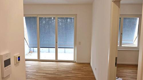 Wohnraum und Schlafraum mit herabgelassenem Sonnenschutz - 