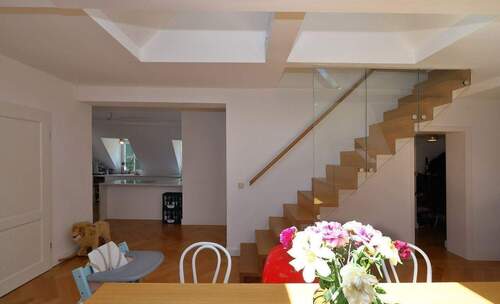 Treppenaufgang.jpg - 4 Zimmer Etagenwohnung in Köln